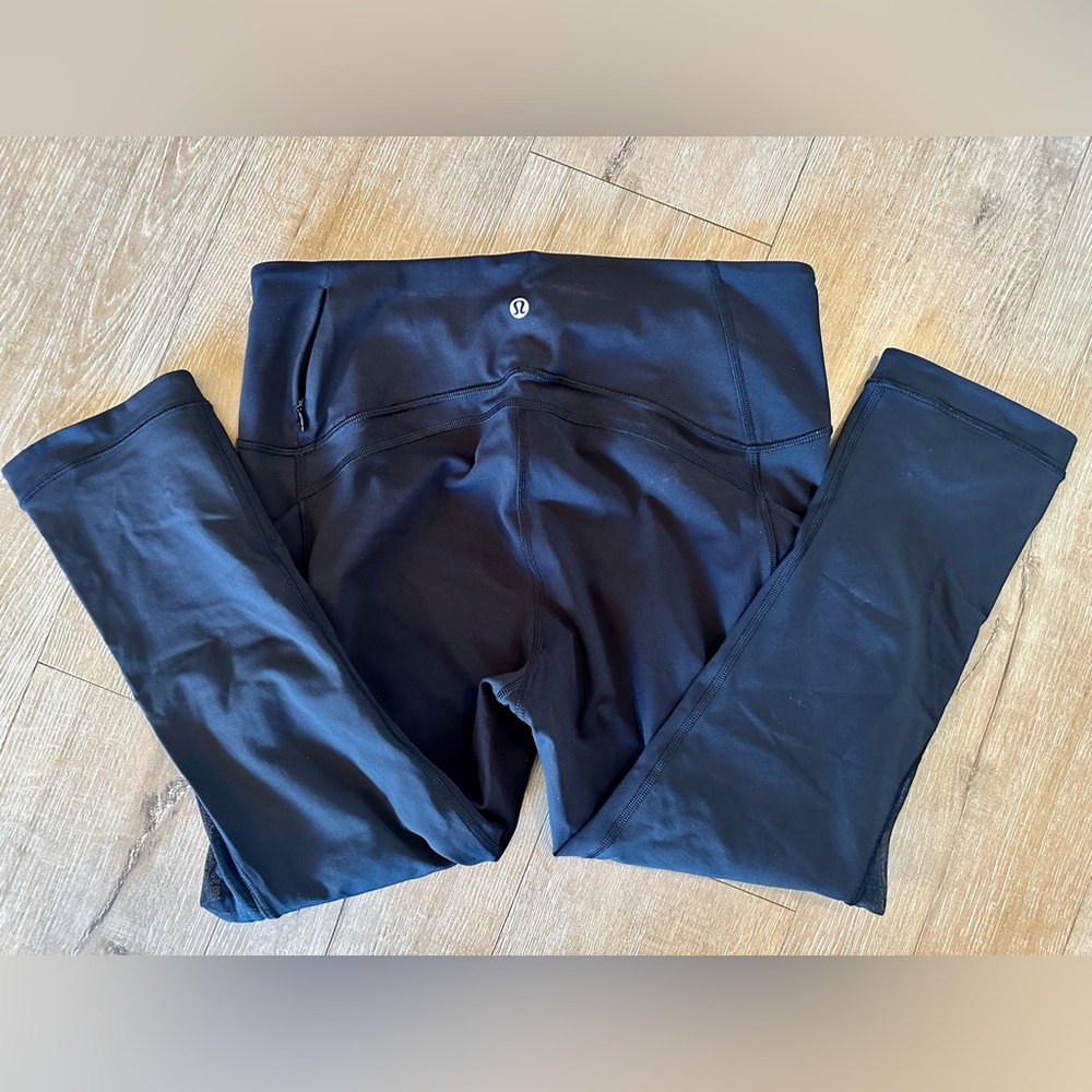 Lululemon 7/8 black leggings with side pockets size 10.